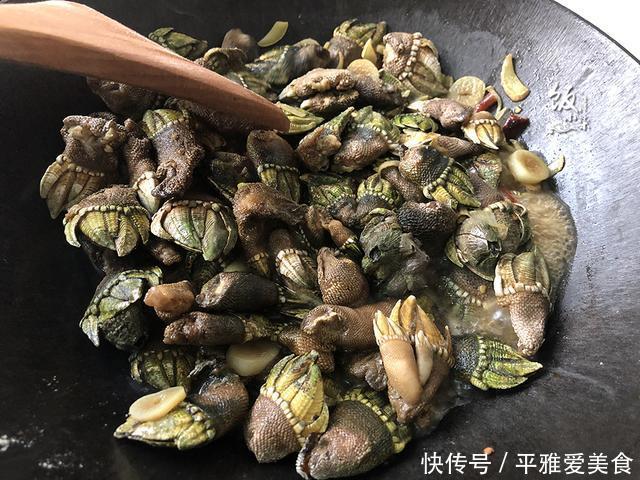 这海鲜十分难得,上百元一斤,人们冒着生命危险都要去捕捞