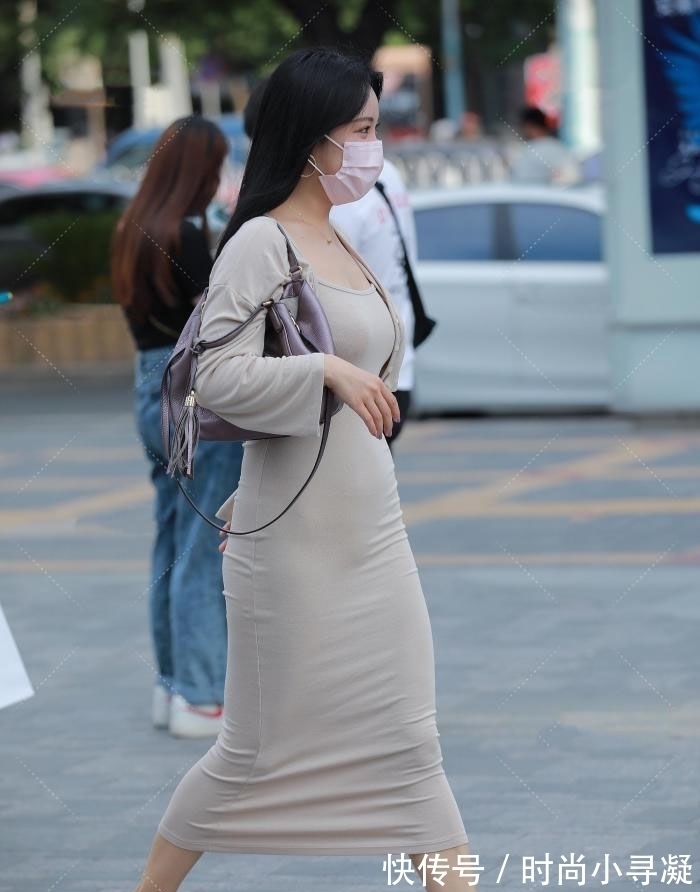 年纪 阿姨年纪大了,穿得土里土气,关键是很低调不起眼吧?