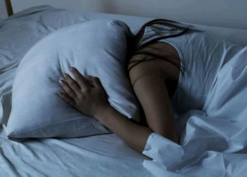 睡眠质量|总是失眠的人,睡前少吃“3物”,多喝“1水”,睡眠自然会感激你