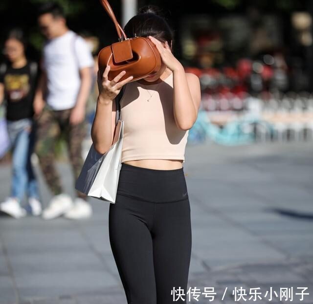 街头风 打底裤搭配出全新感觉,穿出优雅高级感