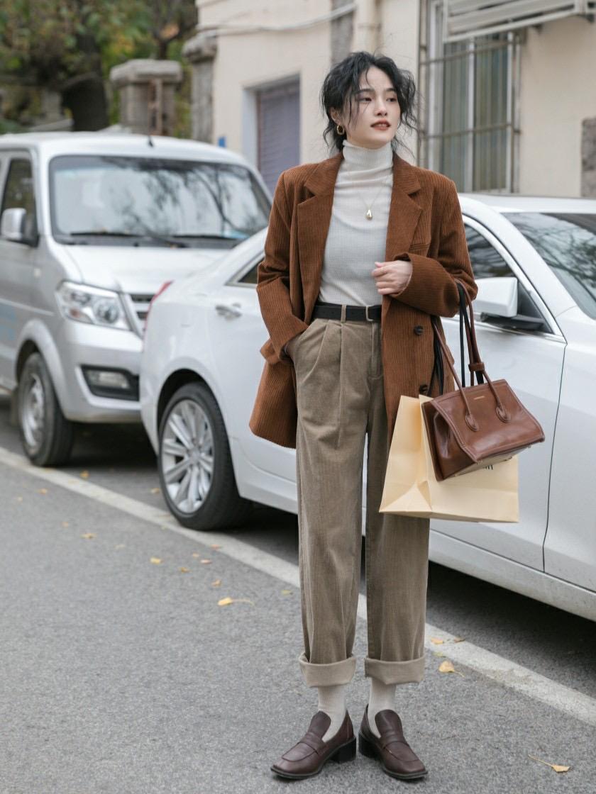 驼色 这个冬天“灯芯绒西装”火了,保暖还有大女人韵味,值得借鉴