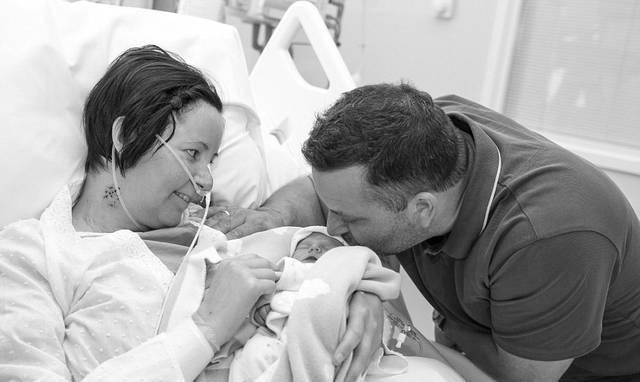 克雷格|母亲苏醒后亲吻被冰冻21天的孩子,将其做成戒指戴在手上