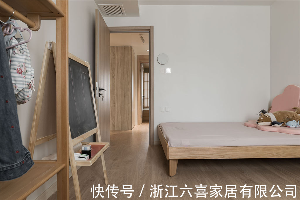 玄关|平面设计师的家|探索过一切华丽的色彩和线条,回归最质朴的自然栖居世界!