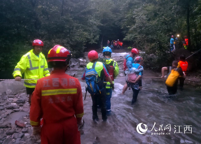 营救|江西九江：90名驴友突遇山洪被困山中 消防成功营救