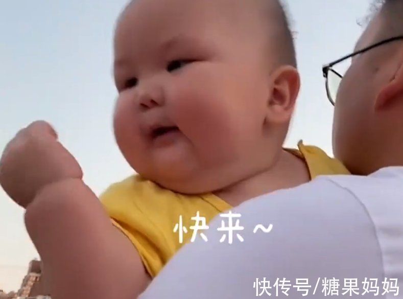 身边人|宝宝“认错”妈妈招手呼唤,发现后捂嘴掩饰尴尬,表情变化有喜感