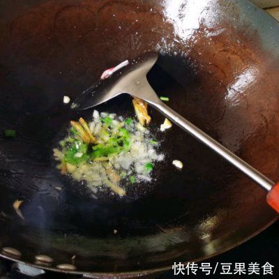 响油鳝糊|洋葱炒鳝丝一端上来，锅里的米饭都变成了摆设