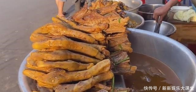 网红小哥甩卖“它”,5元一条,一条半米长,顾客连吃10个不够
