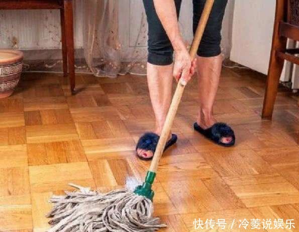 拖地也要讲究方法,拖地时水里加以下3样东西,一星期地面没灰尘
