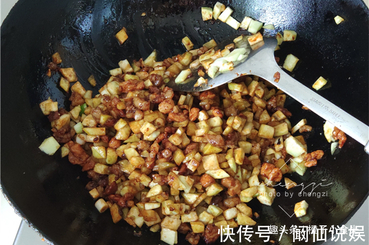 好吃|面条和茄子一起做，原来如此好吃，我家隔三岔五做，每次吃光光
