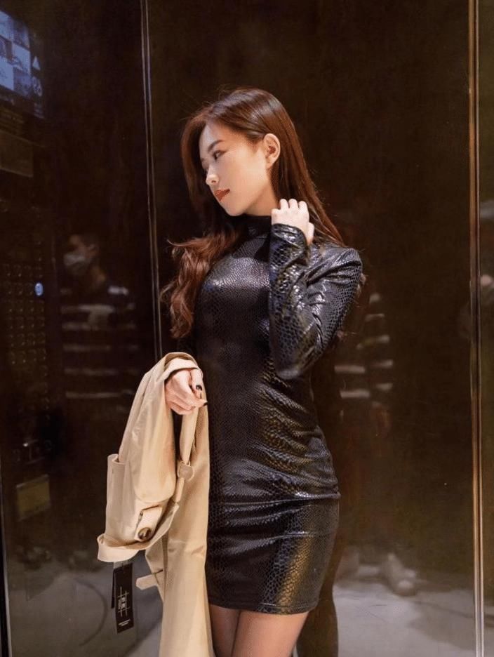 现在小姐姐都这么喜欢小动物的吗“鳄鱼纹”皮裙加上黑丝,2米内不敢靠近她