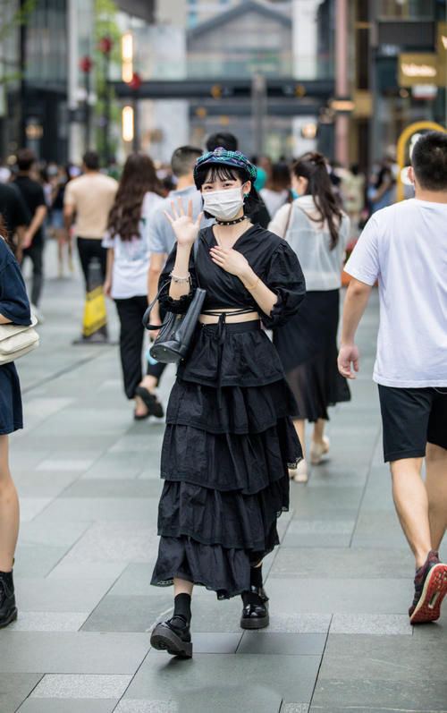 初春不一定要依赖彩色裙，黑色裙子选得好，打扮沉稳又年轻