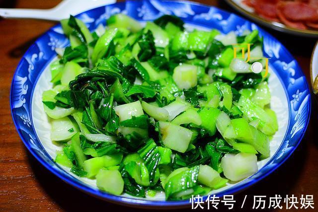 周末晚餐有六个菜,虽然两个是中午剩菜,大家都还抢着吃