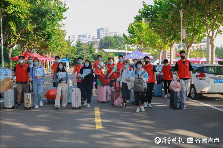 礼包|走红毯，吃蛋糕，拔火罐……烟台这所高校花样迎新，仪式感满满