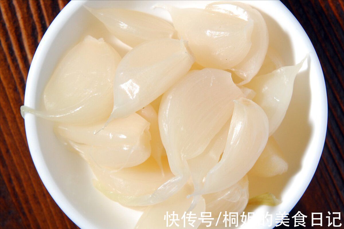 雪碧|往大蒜里倒入雪碧，原来饭店的腌糖蒜这样做，脆甜爽口真解腻