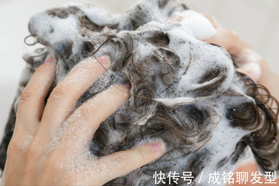 卷度|烫发后必须三天才能洗头?这样做可能更伤头发,看完这三点就知道