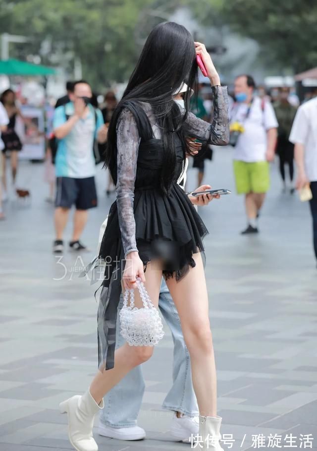 美腿|街拍:皮肤白皙的小姐姐,一身气质短裙穿搭,秀出修长的美腿