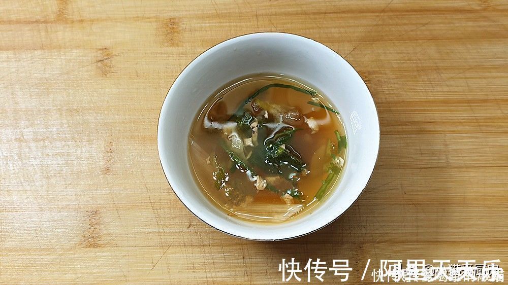 清蒸|清蒸鲈鱼就爱这种做法,又快又简单,鱼肉鲜嫩细腻,年夜饭做来吃