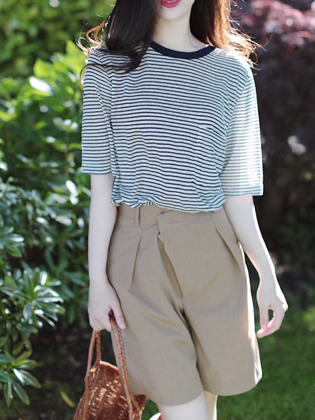 纯色|夏季这样搭,凉快的同时还更舒适又时髦,条纹衫搭五分裤,超洋气
