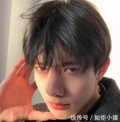 家境|翻版“杨超越”的他，家境贫寒却用苹果手机，当保安时早已签约