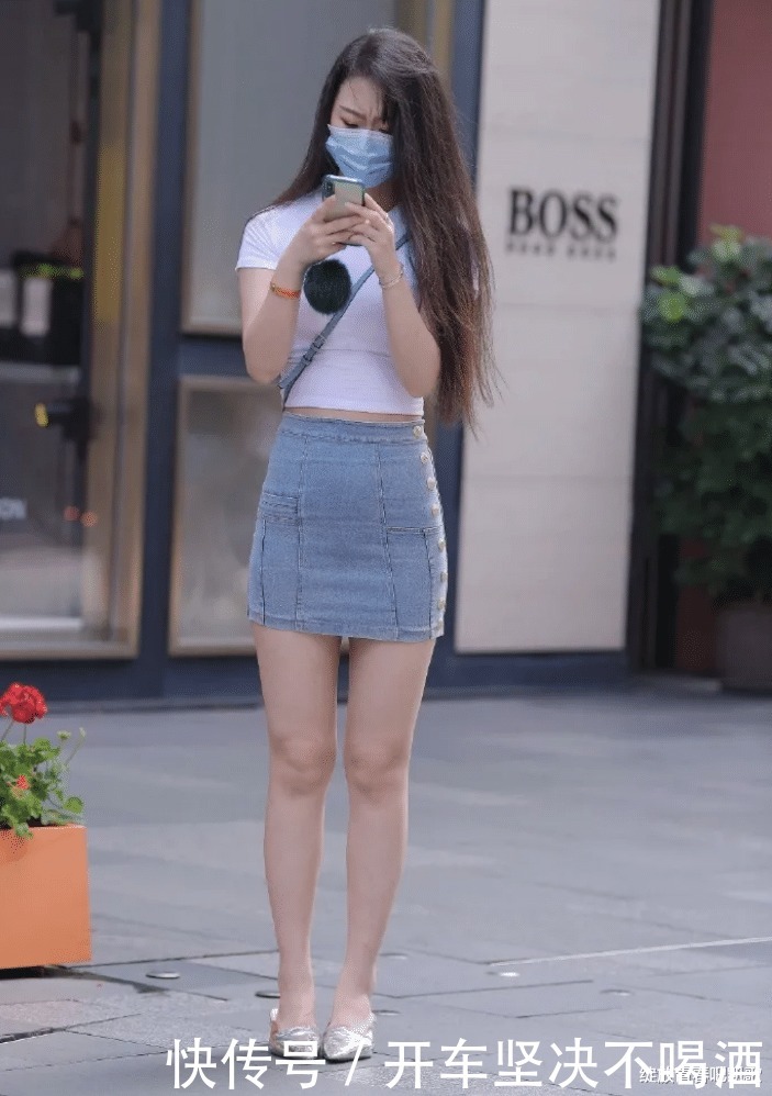 短袖|白色短袖圆领T恤,搭配时尚牛仔裙,展现出清新脱俗的一面