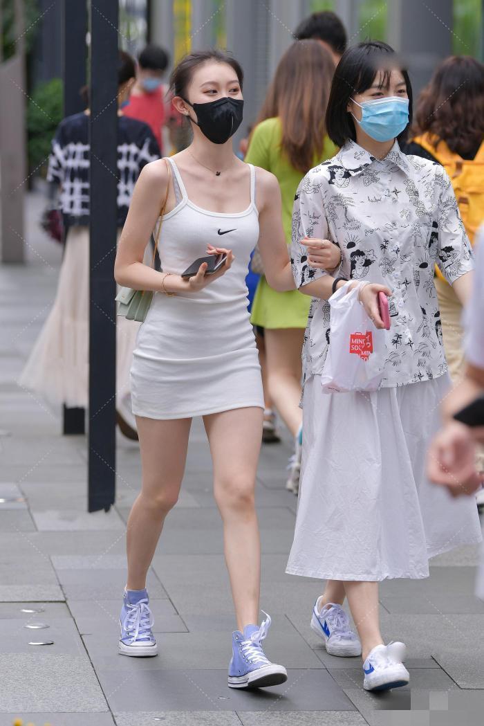 符合|街拍不符合潮流的衣服,它一点都不挑人,宽胖体型也可以穿