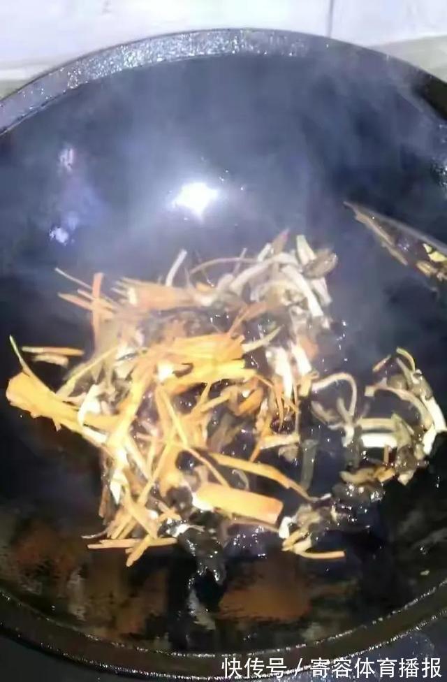 酸菜叶|饭前来碗酸辣汤！酸辣开胃，汤汁浓稠，几分钟就搞定