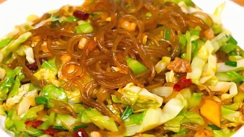 脆爽|包菜炒粉条，记住不要直接炒，技巧告诉你，粉条香滑不粘锅