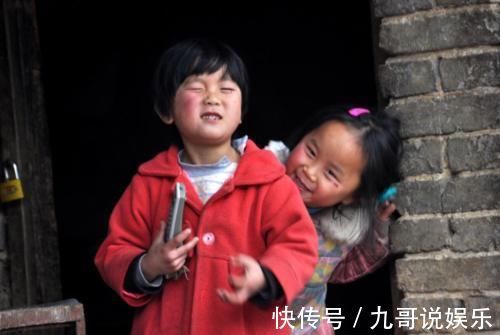 自信|两个穷人家的“自制书包”扎心了:一个让娃自信,一个让娃自卑