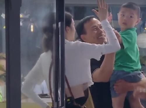 特色菜|周也出汗導(dǎo)致頭發(fā)粘臉上，自創(chuàng)新造型成焦點(diǎn)，只有素顏美人才能駕馭