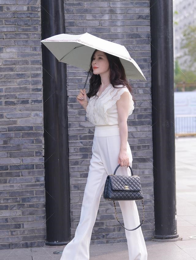 蕾丝 气质女生的喇叭裤穿搭,时髦大方显气质,值得借鉴