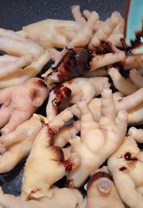  鸡爪为什么总是做不好吃？学会一招保证做出的鸡爪软烂脱骨超好吃