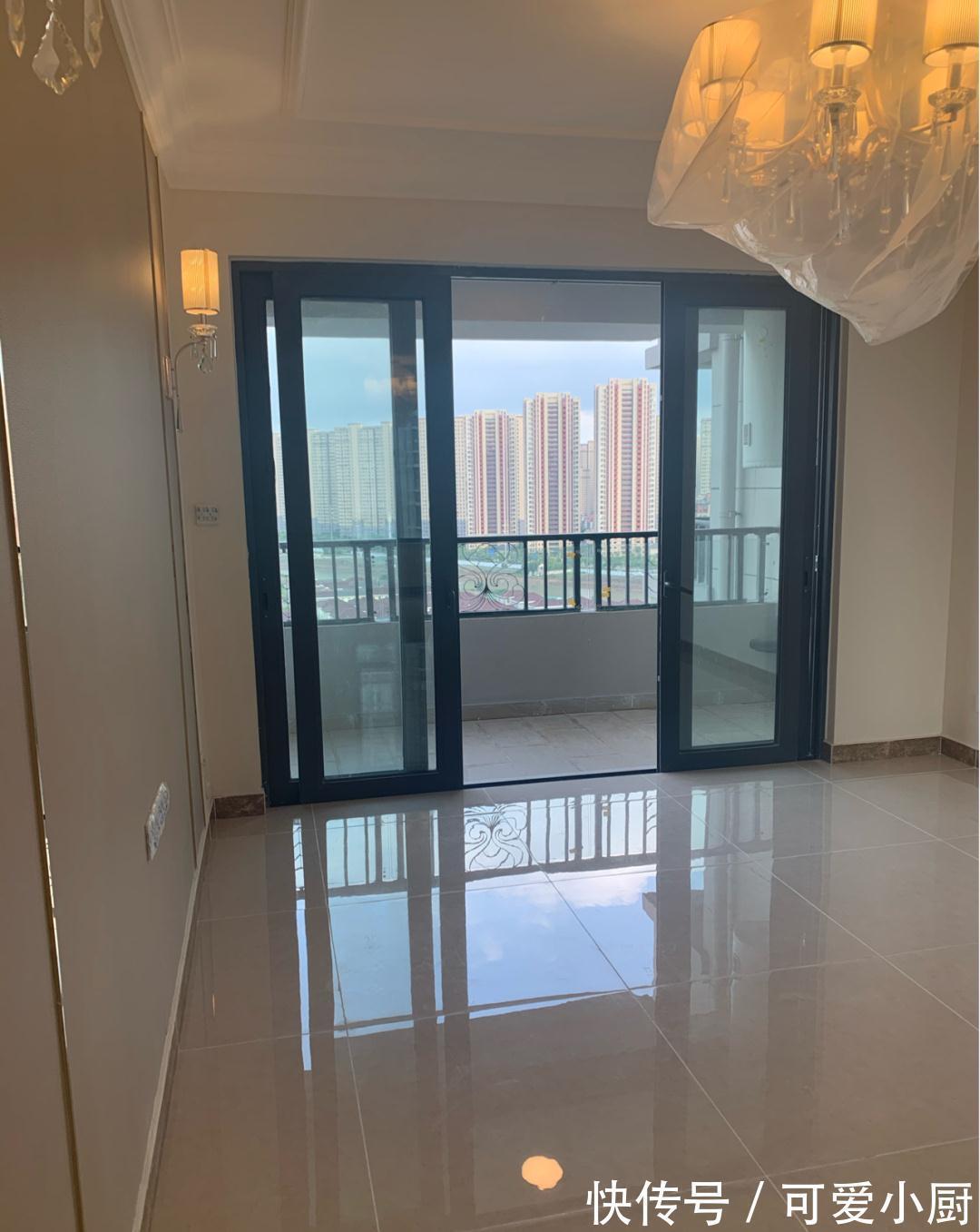 采光|简约精装修新房成功收房,入户餐厅暖灯还不错,全屋采光南北通透