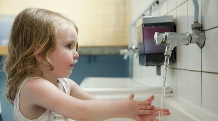 孩子|孩子烫伤身体,先脱衣服还是先冲水?一步做错,孩子伤情更严重