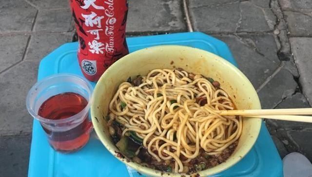凳子|老夫妻开面馆地方小,客人排队坐路边趴凳子吃面,一早上卖四百碗