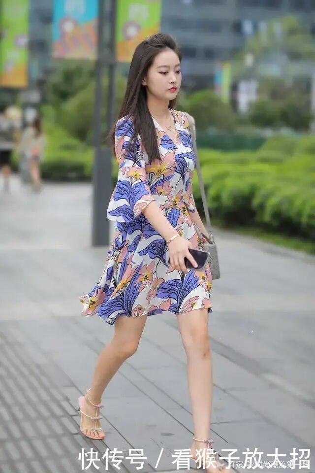 过往的“印花裙”又火了,时尚显瘦又吸睛,年轻女孩争着穿!