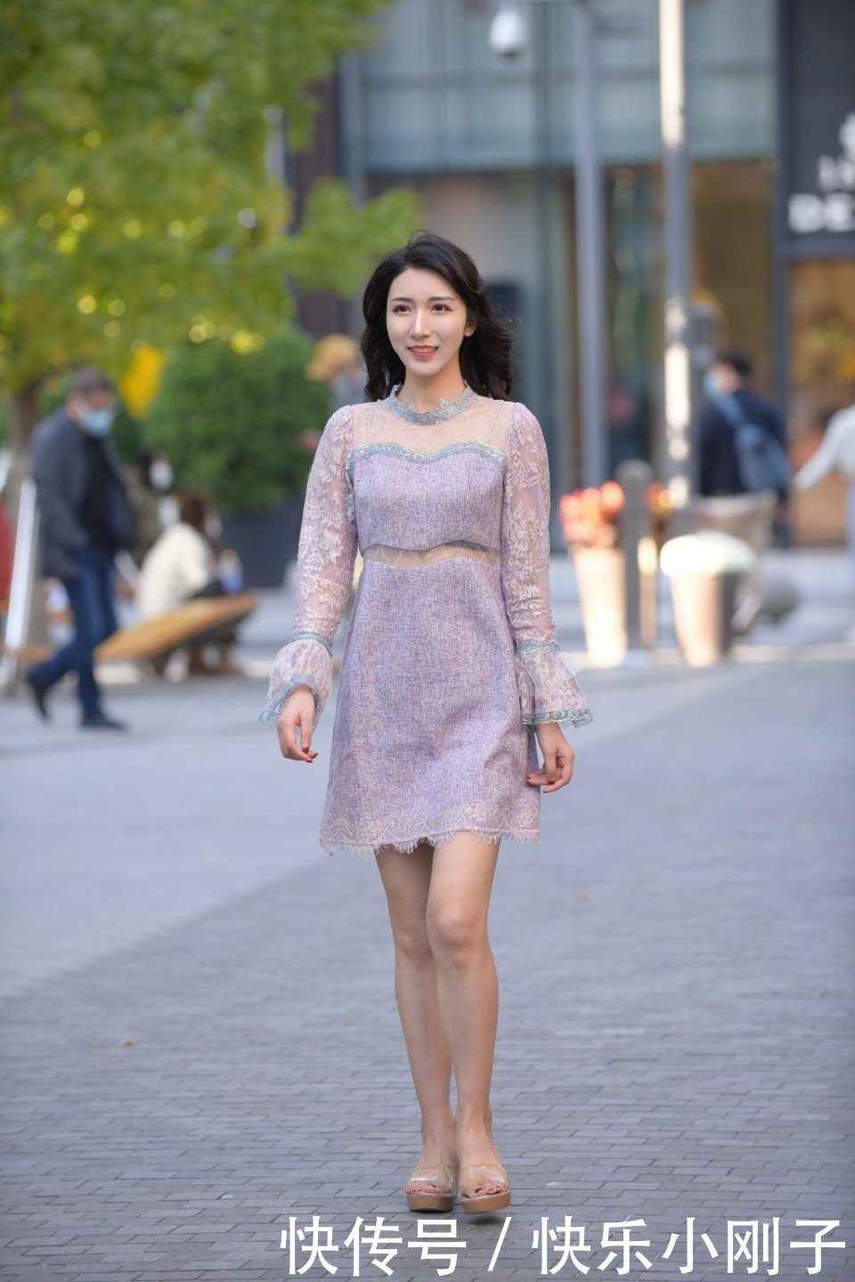 时髦姑娘这样穿,紫色连衣裙搭配蕾丝花纹,精致洋气