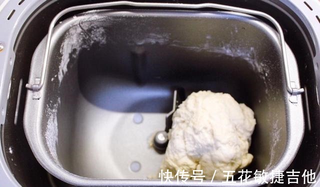 搭配|奶酪火腿水煎包,奶香浓郁的芝士,搭配猪肉火腿,一口下去超满足!