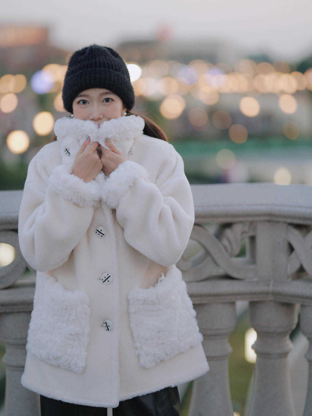 外套 羽绒服不流行了,今年更火的是“羊羔毛外套”,保暖舒适又百搭