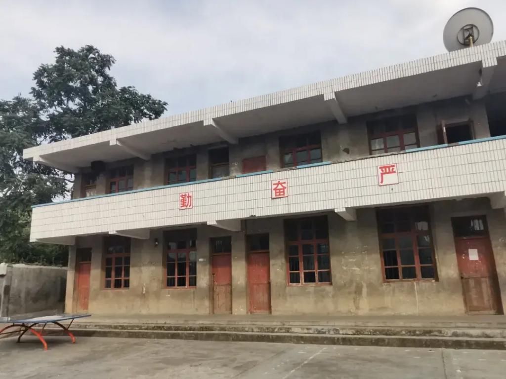 回流|“化缘校长”，让这所村小迎来生源回流