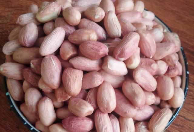 花生|炒花生米时,牢记“1泡2晾3滴酒”,花生香脆不糊,不返潮