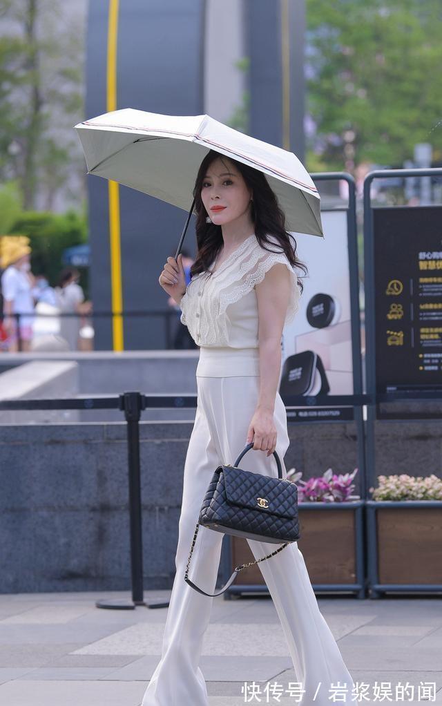 流苏|中年人也可闭上眼睛,流苏包配镂空上衣,步履如风