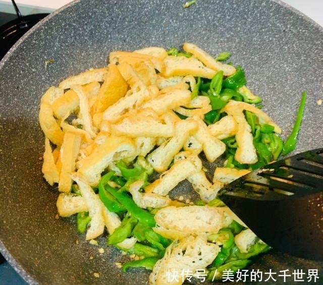 青椒豆腐泡，十分钟搞定，好吃又下饭！