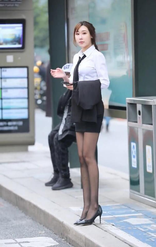 高跟鞋|等公交的“OL少女”,如一阵扑面而来的清风!