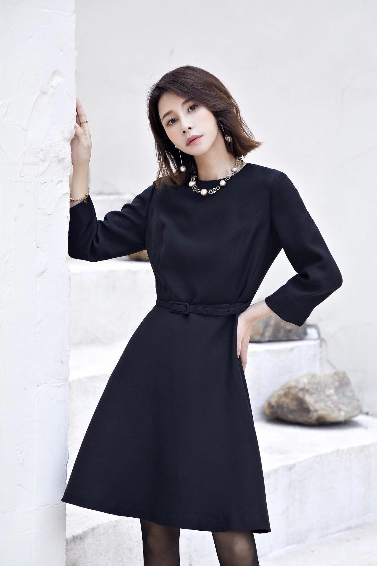 针织连衣裙 冬季穿搭没头绪?不妨试试这些纯黑色连衣裙,时髦百搭不挑人