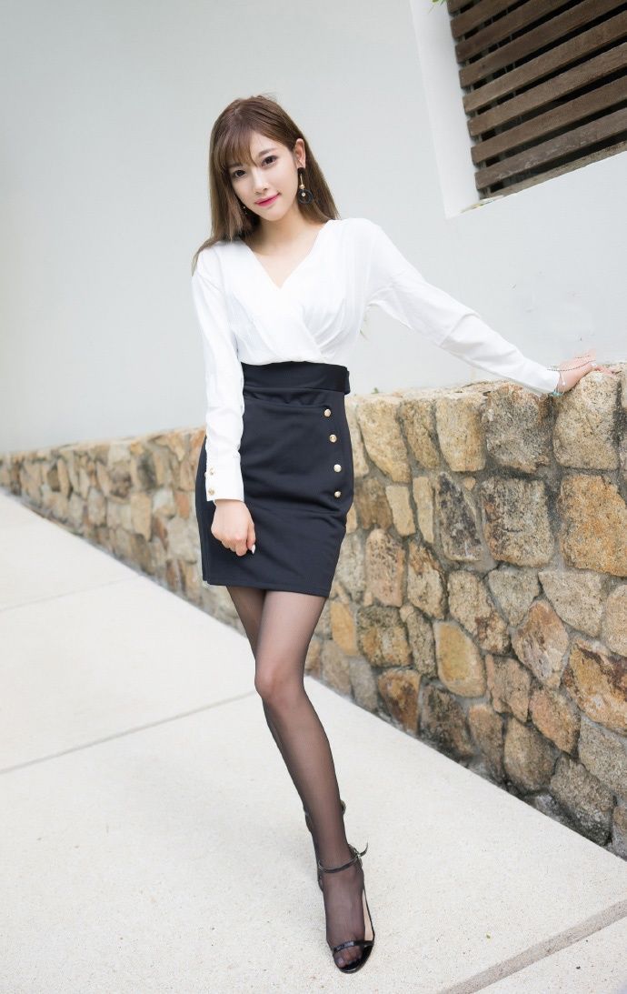 高挑 针织衫搭配黑丝短靴,高挑靓丽的小姐姐,气质十分出众