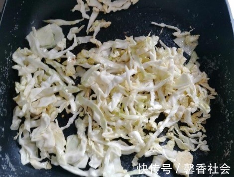 包菜|包菜炒粉条,大厨教你“过2水,放2油”,粉条不粘黏不成坨,好吃