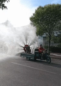 |搞笑GIF:本想给女友一个惊喜,没想到遇到了丈母娘