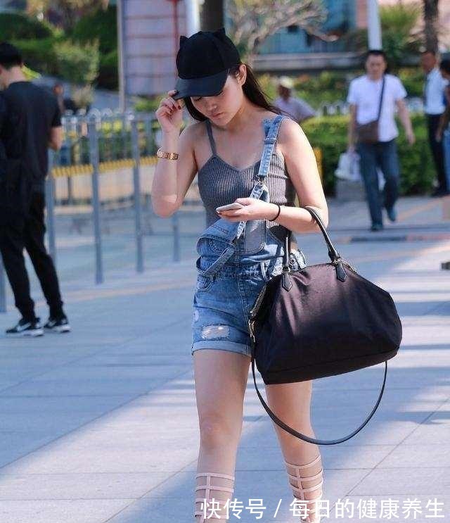 吊带 灰色紧身吊带搭配牛仔打底裤,穿出高级感,青春俏皮、青春活力!