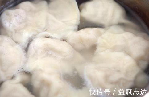 调饺子馅时,记得多加2种水,很多人不懂,难怪饺子不鲜也不香