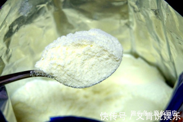 夏天的懒人甜品，自己做特简单，火龙果加奶粉，营养更健康